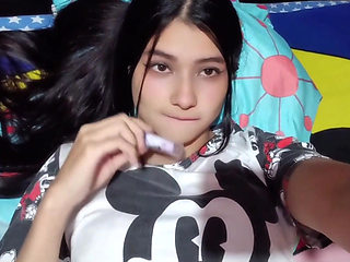 18-year-old College Girl Masturbates