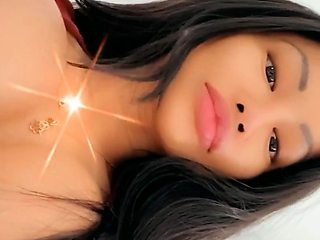 Pretty and Sexy Webcam Babe Finger Fucks Solo