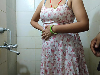 Bhabhi ko bathroom mai mast choda
