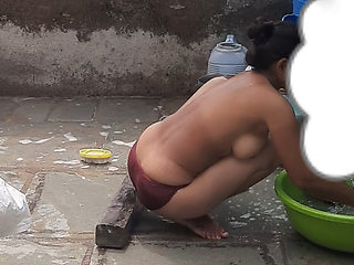 Stepsister is seen taking a bath in a hidden camera in a desi bathroom, sister taking a bath in a room in the open courtyard