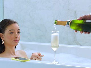 Scarlet & Johnny: Bed Babes Blowjobs