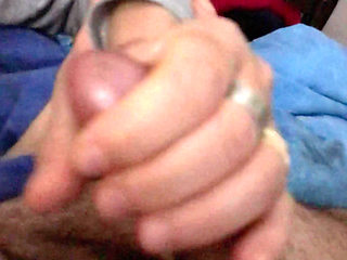 How nice when during the night your wife decides to give me a! And what a beautiful cumshot!