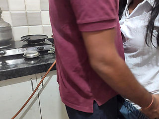 Desi Collage Akar Kitcen Me Kam Rahi Thi Tabhi Uska BF Ne Akar Chut Choda