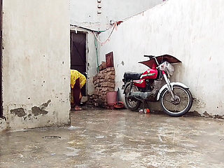 Barsaat ke mausam mein chute lagwane ka Apne maja hai barsat ke mausam mein gand Marne ka apna Maja