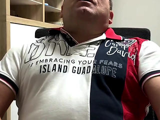 Maduro macho se pega un pajote en su gran polla mirando a cam