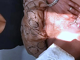 Bhabhi bathroom me bath ke nikale chut ke bal