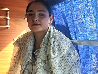 Chalti Bus Me Ladki Ne Kapde Khol Diye