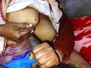 Priya bhabhi apne devar ke lund pe big boobs se dudh nikal ke handjob kiya aur chut me apne chudai karwa liya(Indian sexy video)