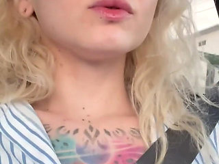 Can’t Resist Showing off Myself Even While My Friends Are in the Car