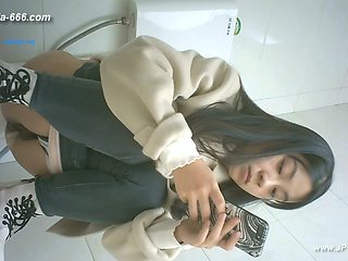 chinese girls go to toilet.***