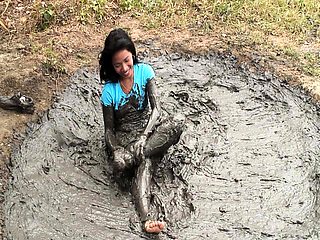 Amateur Outdoor Brunette Masturbates
