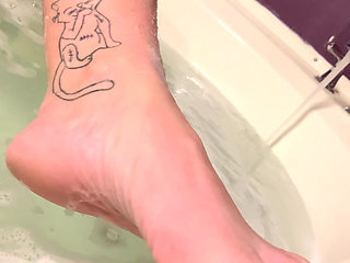 Fetish Shaving legs & pussy in hot tube