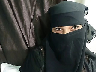 Desi Muslim Wife Seduces Hubby in Homemade Amateur Video