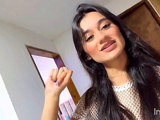 Colombian babe Mari3069 talks dirty in Spanish and begs to take your cock and squirt