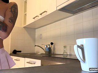 Leons TV - girl in tennis skirt action