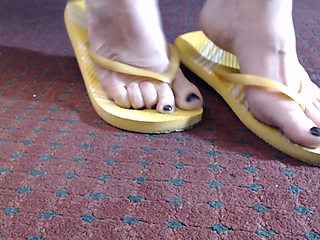 Flip flop slapping and squishy sounds