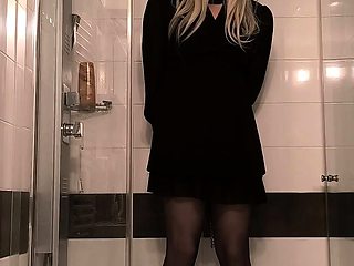 Amateur blonde masturbate when taking shower