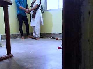 College student and teacher ne college ki store room me bindass chudai karte time kisine video bana di