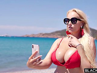 Blacked This Hot Wife Was Looking for Some Fun on Vacation