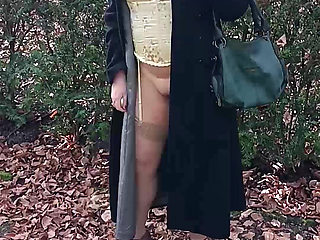 My Muslim Girlfriend Shows Her Pussy Outside in the Park.