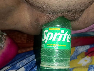 Desi Bhabhi ke choot me Bottel