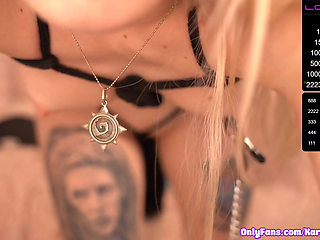 Karneli Bandi plays with her juicy pussy on stream