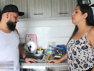 My boyfriend is unfaithful so I take advantage of the plumber's service to fuck him and do the same to him - Porno En Espa&ntilde;ol