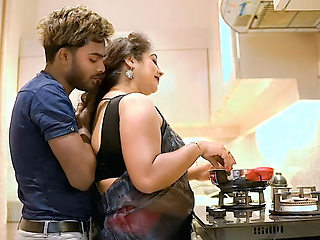 Sauteli maa ko kitchen me aake piche se pel diya