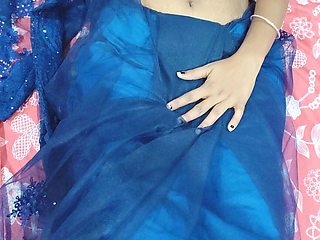 Bhojpuri Aunty Pussy Show in the Saree to Boyfriend