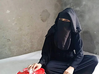 Desi Muslim Bhabhi Hard Fucked by Electrician in Doggy Style - Dearshivani Hot Scene