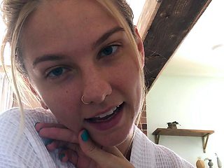 Amateur Webcam Cute Teen Plays Solo with Big Dildo