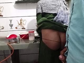 Bhabhi ki Gand Mein ungali Kar Di khana banate hue