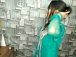 Indian gaane par couple ki romantic sec bed par Sola kar