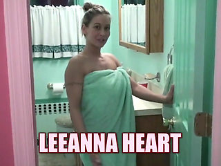 Busty MILF Leeanna's sexy bubble bath