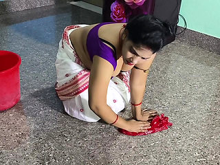 Hot Indian Milf Bhabhi secret romantic sex with room owner! Cum inside the pussy