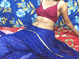 Hot Bhojpuri Housewife Dancing in the Blue Saree with Full Josh