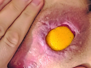 Ana Liz's perverted food fetish: She stuffs 2 lemons into her greedy asshole