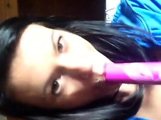 Deutsche Amateurin bringt sich mit Dildo zum Orgasmus.