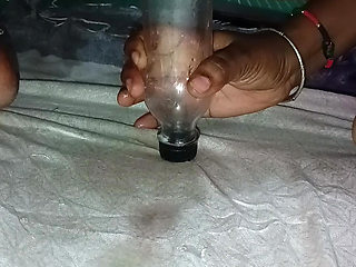 Bhabhi Ne apne hathon chut me botal dal diya