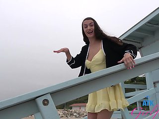 The story takes us to the beach, where a daring brunette made a bold choice.