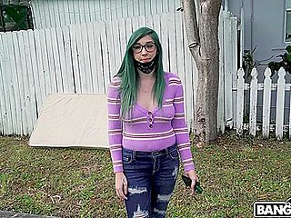 Waitress Gets Huge Tip On The Bus - Savannah Siren