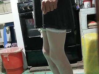 His old chancluda in the kitchen.