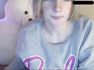 A european pawg fingering her butt on cam