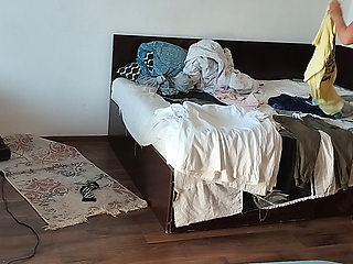 Sexy woman doing housework naked. Ejaculation on his wife's big ass. Hot foreplay with a couple