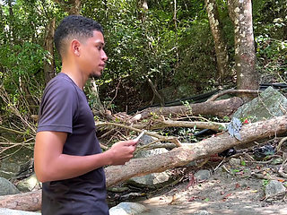 2 Latina swallow 2 cocks of strangers in the middle of the forest