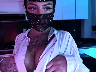 Sexynympho webcam model uses toy on clit to masturbate