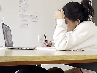 Dos Chicas Se Tocan Durante Una Videollamada Sin Que Nadie Se De Cuenta