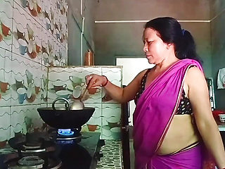 🥶Single sister-in-law has sex with delivery boy because her husband is out of India
