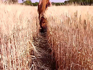 Gehun katati Hui khet mein apni chut mein ungaliyan dalkar Pani nikal rahi hai devar chupke se dekh raha hai