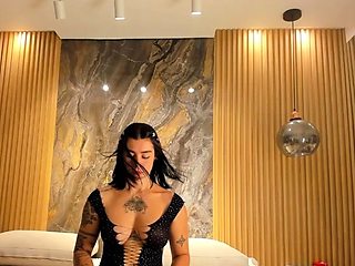 Brunette solo masturbation on webcam
